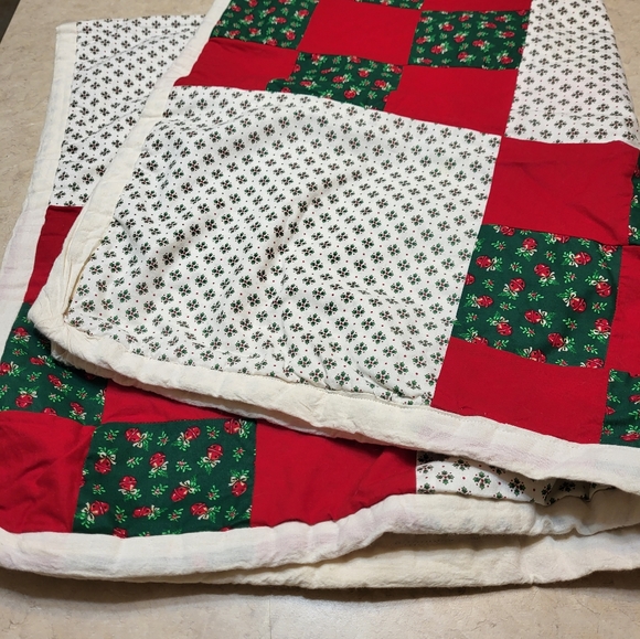 Handmade Baby Quilt in Christmas colors - light weight cotton is hand finished - Picture 4 of 8